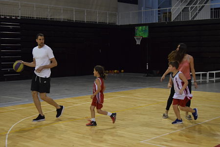 Pablo Aguilar y Estela Royo han disfrutado junto a los mas pequeños (FUNDACIÓN CB GRANADA)