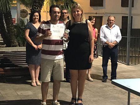 El ganador Kamal El Bakkali junto a la alcaldesa de La Zubia, Inmaculada Hernández (IRENE LÓPEZ RUIZ)