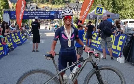 Estefanía Gámez a su llegada a la línea de meta (MANUELA FUNDACIÓN)