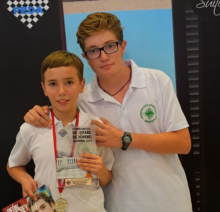 Ángel Serrano posa con su medalla (FEDERACIÓN ESPAÑOLA DE AJEDREZ) 