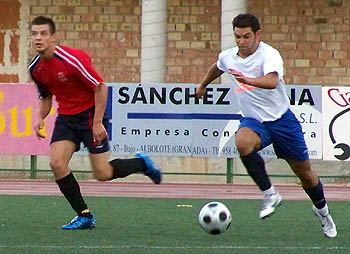 El azulgrana Lázaro perseguido por el alboloteño Fernando (GRJ) El azulgrana Lázaro perseguido por el alboloteño Fernando (GRJ)