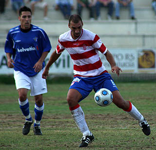 Cámara con el balón presionado por un rival (LUIS F. RUIZ) Cámara con el balón presionado por un rival (LUIS F. RUIZ)