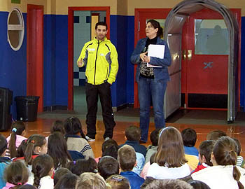 Los escolares atarfeños atienden a Paquillo Fernández (GRJ)