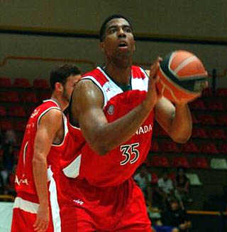 Richard Hendrix en la línea de tiros libres (CBGRANADA.COM) Richard Hendrix en la línea de tiros libres (CBGRANADA.COM)