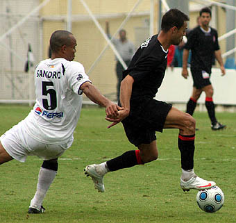 Dani Benitez, que no estuvo fino, se va de Sandro (LUIS F. RUIZ) Dani Benitez, que no estuvo fino, se va de Sandro (LUIS F. RUIZ)