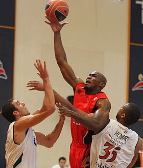 Powell intenta anotar ante Aguilar y Hendrix (L. O.) Powell intenta anotar ante Aguilar y Hendrix (L. O.)