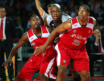 Jimmie Hunter y Richard Hendrix en el bloqueo a Moiso (ACBMEDIA) Jimmie Hunter y Richard Hendrix en el bloqueo a Moiso (ACBMEDIA)