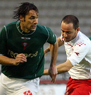 Luque en una acción ante el Racing de Ferrol 