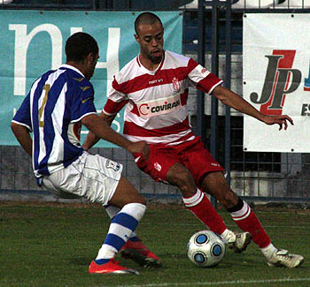 Dani Benítez encara a un jugador jerezano (LUIS F. RUIZ) Dani Benítez encara a un jugador jerezano (LUIS F. RUIZ)