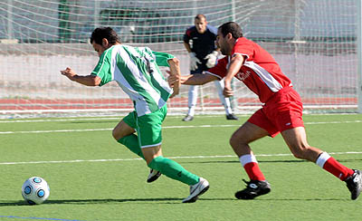 Paquito Sánchez agarra a un jugador del conjunto atarfeño (GRJ) Paquito Sánchez agarra a un jugador del conjunto atarfeño (GRJ)