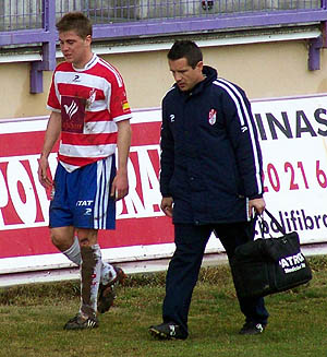 Un jugador del Granada CF lesionado durante un partido Un jugador del Granada CF lesionado durante un partido