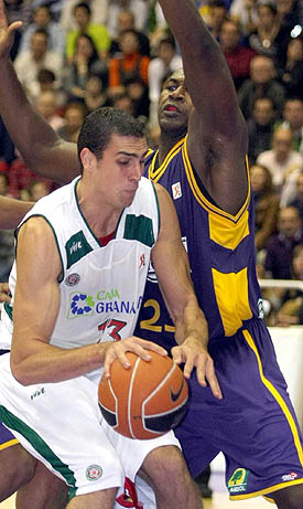 Pablo Aguilar presionado por un rival (ACBMEDIA) Pablo Aguilar presionado por un rival (ACBMEDIA)