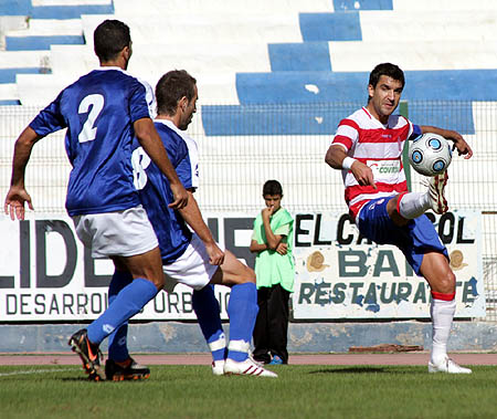 Torrecilla controla el cuero ante la presencia de Carlos Ruiz y Mahanan (LUIS F. RUIZ) Torrecilla controla el cuero ante la presencia de Carlos Ruiz y Mahanan (LUIS F. RUIZ)