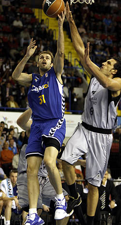 Una acción del Cajasol - Bilbao (ACBMEDIA) Una acción del Cajasol - Bilbao (ACBMEDIA)