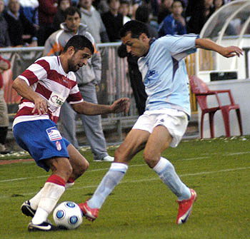 Tariq controla el balón ante un jugador ejidense (PACO AYALA) Tariq controla el balón ante un jugador ejidense (PACO AYALA)