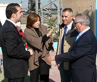 Sandra García junto al alcalde de Maracenda durante la visita