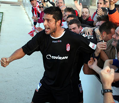 Tariq celebra uno de sus tantos con los aficionados rojiblancos Tariq celebra uno de sus tantos con los aficionados rojiblancos