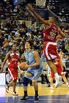 Hendrix intenta taponar a un rival (ACBMEDIA) Hendrix intenta taponar a un rival (ACBMEDIA)