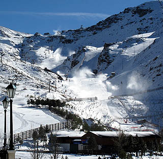 Cañones de nieve a pleno rendimiento en la pista de El Río Cañones de nieve a pleno rendimiento en la pista de El Río