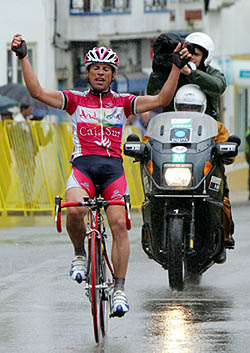 Manuel Vázquez entrando en línea de meta 