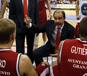 Trifón Poch, técnico del CB Granada, durante un encuentro
