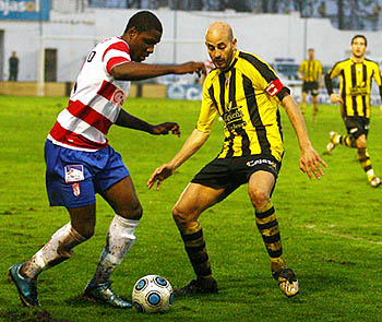 Odion Ighalo, que fue expulsado en Lepe, encarando a un rival (GRJ) Odion Ighalo, que fue expulsado en Lepe, encarando a un rival (GRJ)