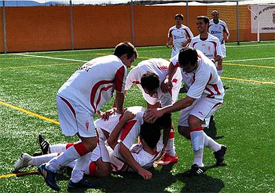 Los jugadores accitanos celebran el tercer tanto de Ubric (GUADIXCF.ES) Los jugadores accitanos celebran el tercer tanto de Ubric (GUADIXCF.ES)
