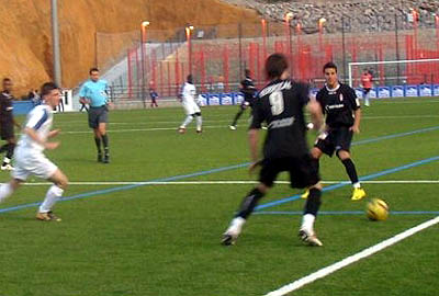 El rojiblanco Berrocal, que fue el mejor del partido, en una acción (LÁZARO)