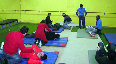 Varios alumnos en el curso de iniciación a los primeros auxilios (GRJ)