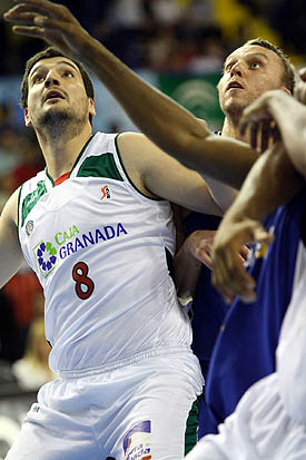 Jesús Fernández buscando el rebote (ACBMEDIA)