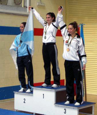 Nuria Serra en el podio tras conseguir el bronce en Madrid