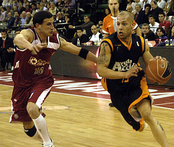 Gianellla, que anotó 11 puntos, en una acción defensiva (AYALA) Gianellla, que anotó 11 puntos, en una acción defensiva (AYALA)