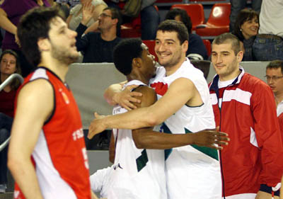 Los jugadores del CB Granada celebrando la victoria en Manresa (ACBMEDIA) Los jugadores del CB Granada celebrando la victoria en Manresa (ACBMEDIA)