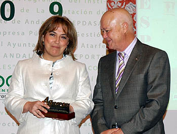 Isabel del Pino junto a Salvador Jiménez, presidente de Agesport Isabel del Pino junto a Salvador Jiménez, presidente de Agesport