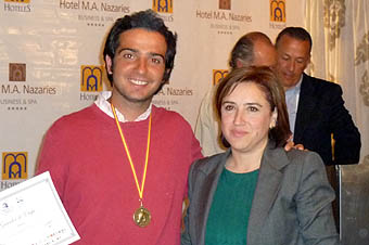 La delegada Sandra García con uno de los premiados (GRJ)