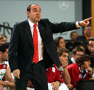 Trifón Poch, entrenador del CB Granada (ACBMEDIA) Trifón Poch, entrenador del CB Granada (ACBMEDIA)
