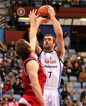 Ingles intenta taponar a un jugador del Lagun Aro (ACB) Ingles intenta taponar a un jugador del Lagun Aro (ACB)