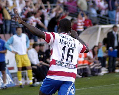Odion Ighalo celebrando el gol que abrió el marcador (PACO AYALA)