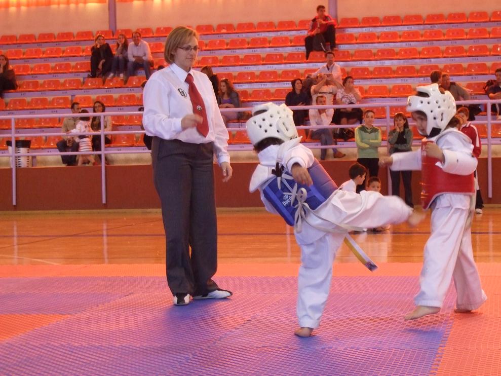 Dos jóvenes participantes en un momento de su combate