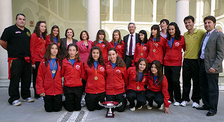 Las jugadoras atarfeñas fueron homenajeadas en la sede de la Junta de Andalucía Las jugadoras atarfeñas fueron homenajeadas en la sede de la Junta de Andalucía