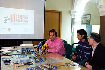 Un momento de la presentación en el Ayuntamiento de Guadix Un momento de la presentación en el Ayuntamiento de Guadix