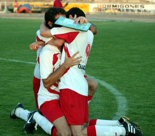 Varios jugadores del Guadix celebrando el posible ascenso Varios jugadores del Guadix celebrando el posible ascenso