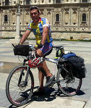 Juan Zamora a las puertas de la Catedral de Santiago