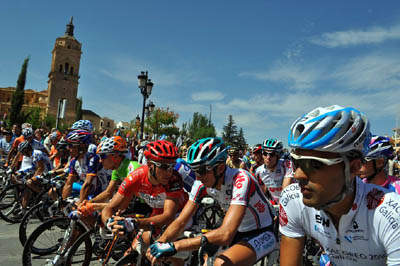 Espectacular imagen momentos antes de la salida con la Catedral de fondo