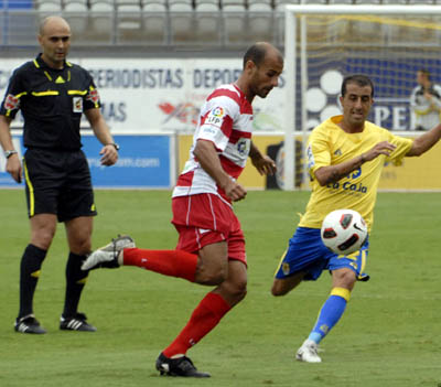 Mikel Rico en una acción ante un rival del conjunto canario (CANARIASAHORA.COM)