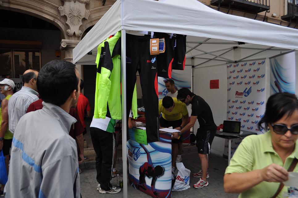 Paquillo promocionando su nueva tienda en la prueba del Melocotón en Guadix