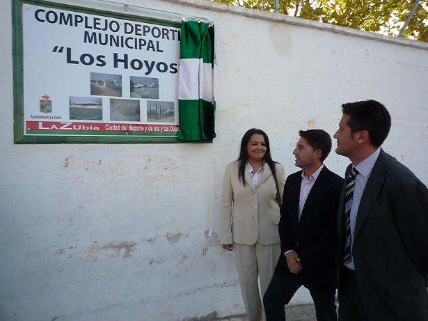 Momento del descubrimiento de una placa conmemorativa