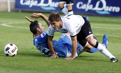 Abel Gómez en una acción ante la UD Salamanca (LAGACETADESALAMANCA.COM)
