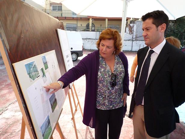 El delegado junto a la alcaldesa de la localidad de Alfacar