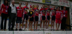 el equipo armillero recibiendo el premio por equipos